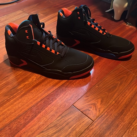 Brand new 2021
Air Flight Lite Mid 'Black Team
Orange' size 13 - Picture 2 of 4